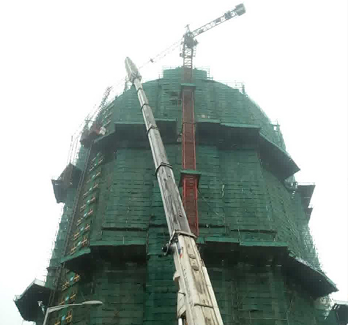 延安市吊车在工地上作业